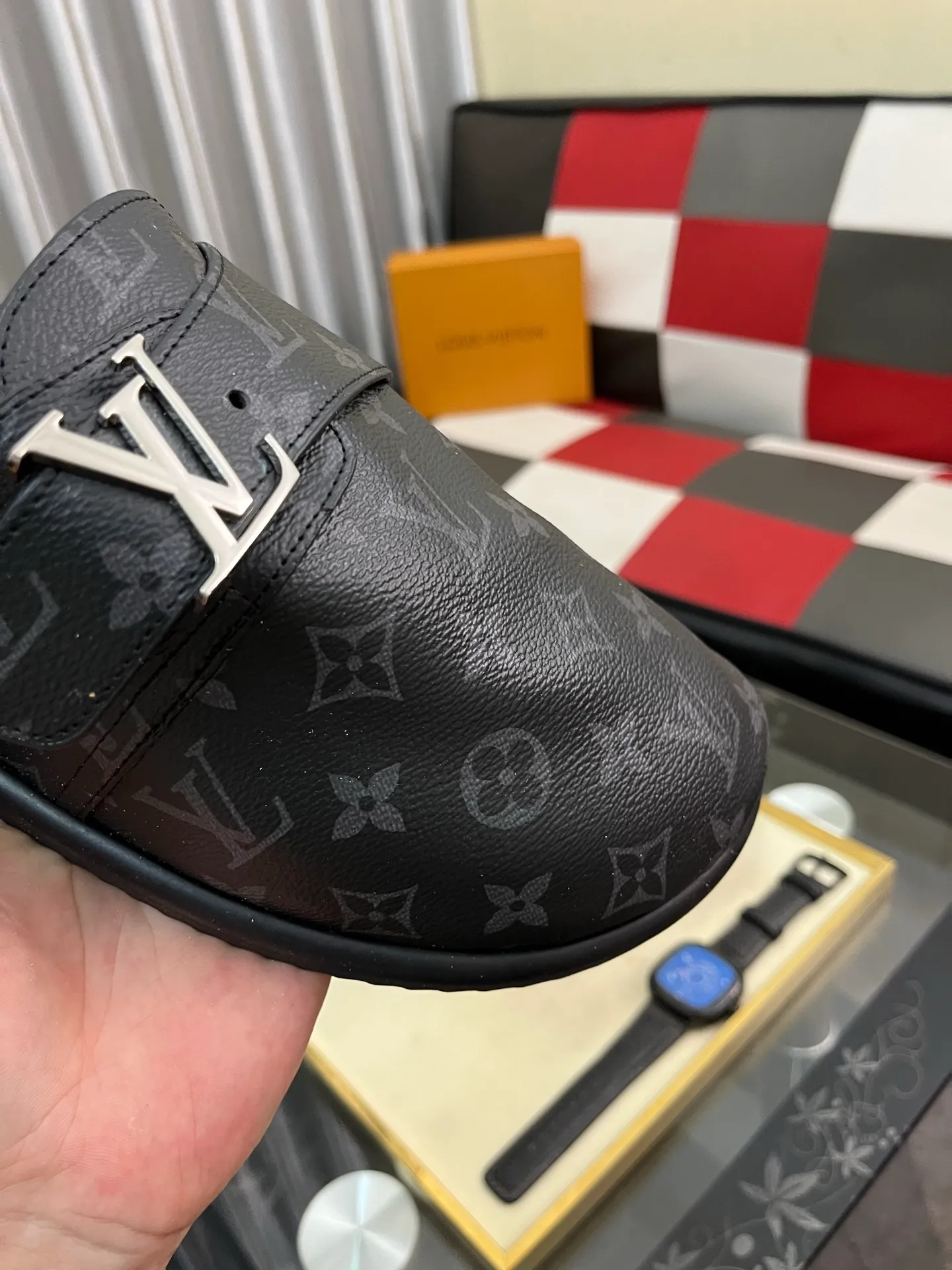 Men's shoes 💰380⌚️⌚️2025 new men's casual sandals and slippers, made of suede cow leather, with Monogram pattern to highlight the trendy style. Adjustable straps illuminated with LV letters, while a resilient insole and micro outsole provide lightweight comfort. Made of suede cow leather with embossed Monogram pattern and brand element metal hardware✅Adjustable straps➕Tough insole‼ ️Micro outsole. Comfortable and easy to wear‼ ️size: 38-443️⃣Colors available